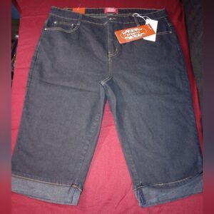 NWT JeanBay dark blue jean capris, size 18W